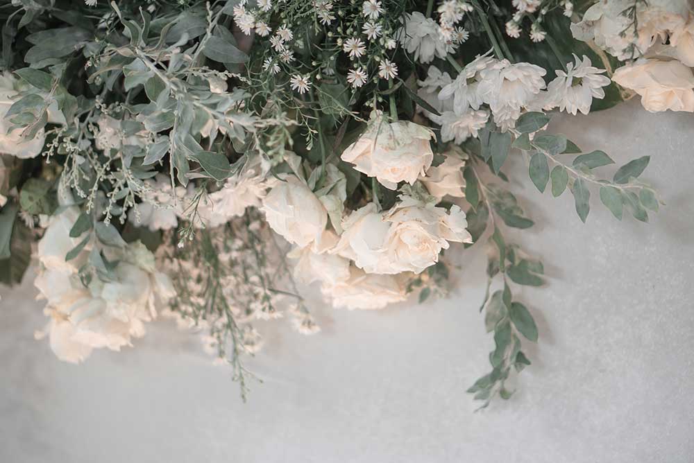 390522237ホワイトカラーのお花とモスグリーンの植物