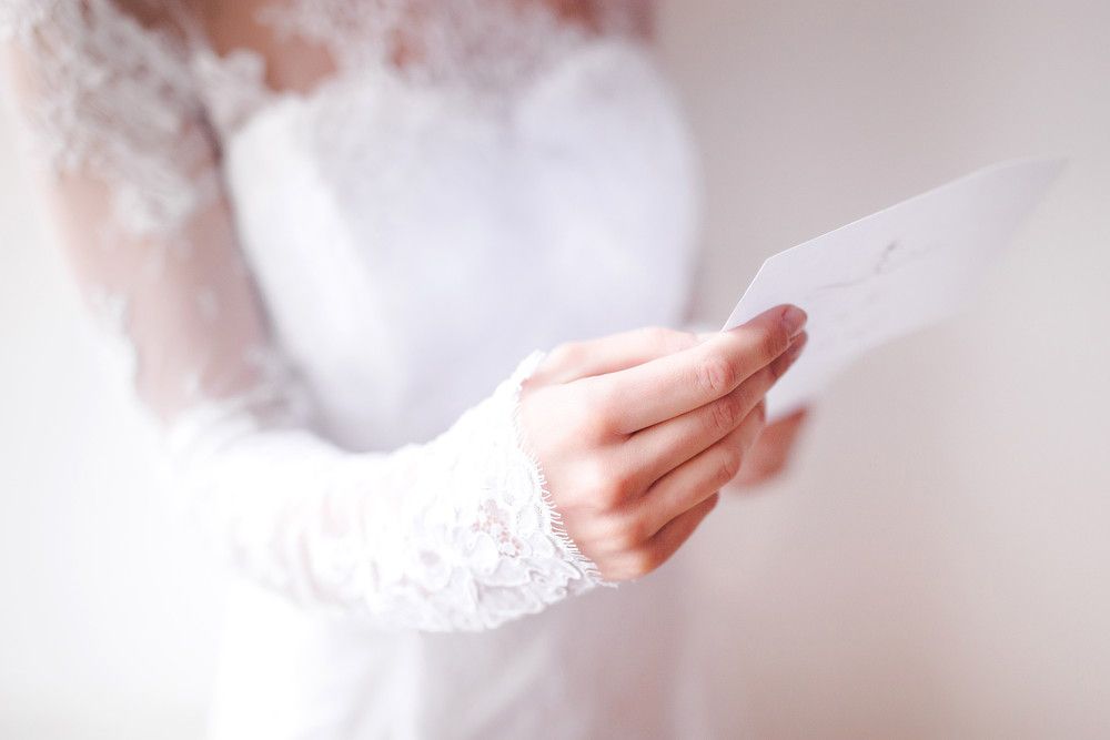 結婚式で花嫁の手紙を読むシーン