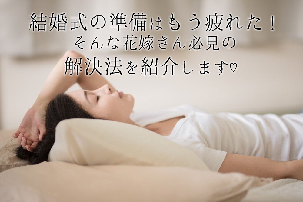 落ち込んでソファに仰向けに横たわる女性