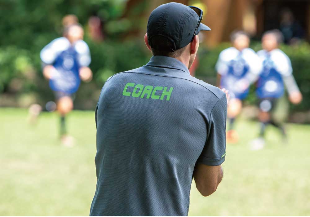 サッカーチームのコーチの後ろ姿