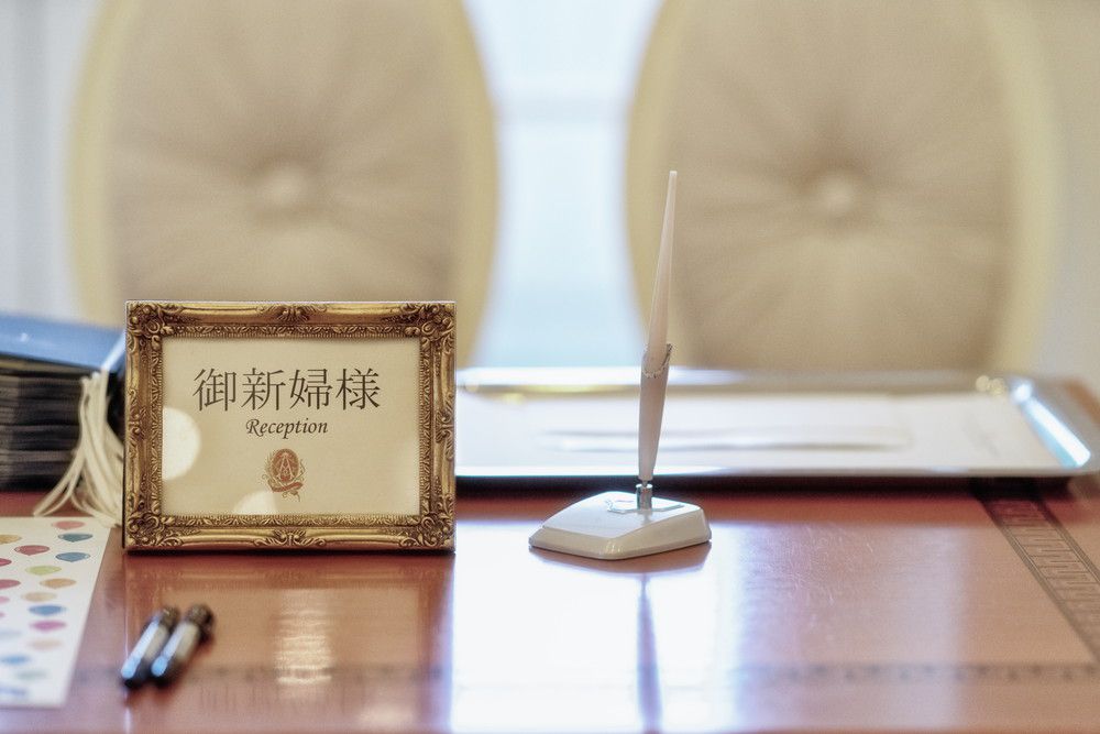 受付サインやペンが置かれた受付スペース