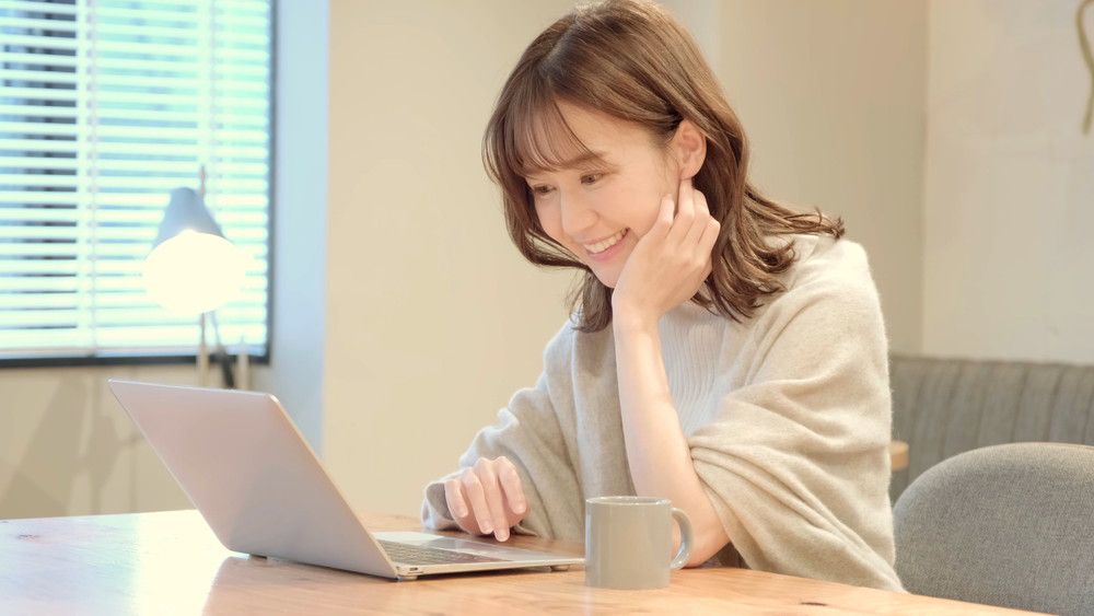 パソコンをしている女性