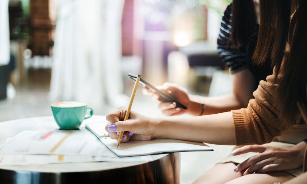 友人と手紙を書いている様子