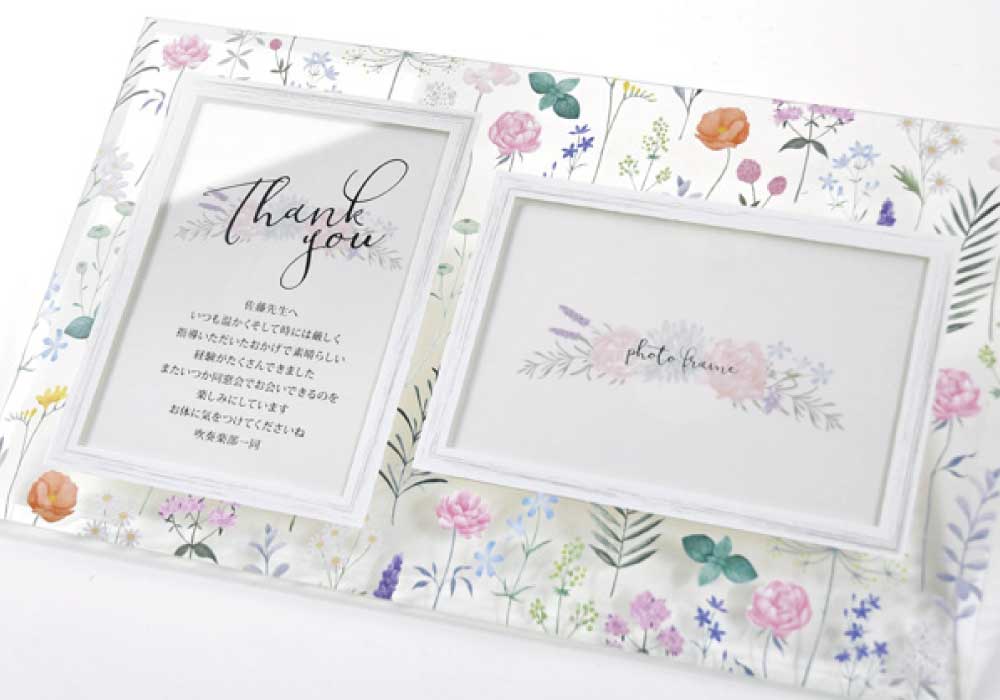 メッセージカードが付いたパステルカラーの花柄がUV印刷されたガラスのフォトフレーム