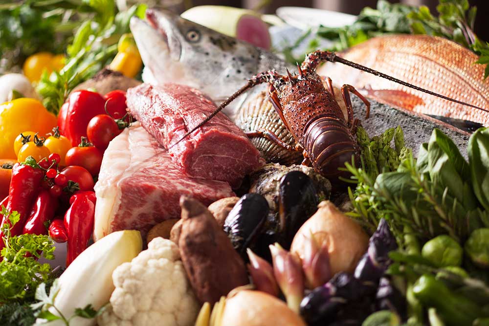 お肉や魚介類、野菜などの新鮮な食材のアップ