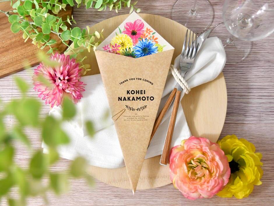 結婚式の席札にメニュー表がついた花束みたいなデザインの席札メニュー表