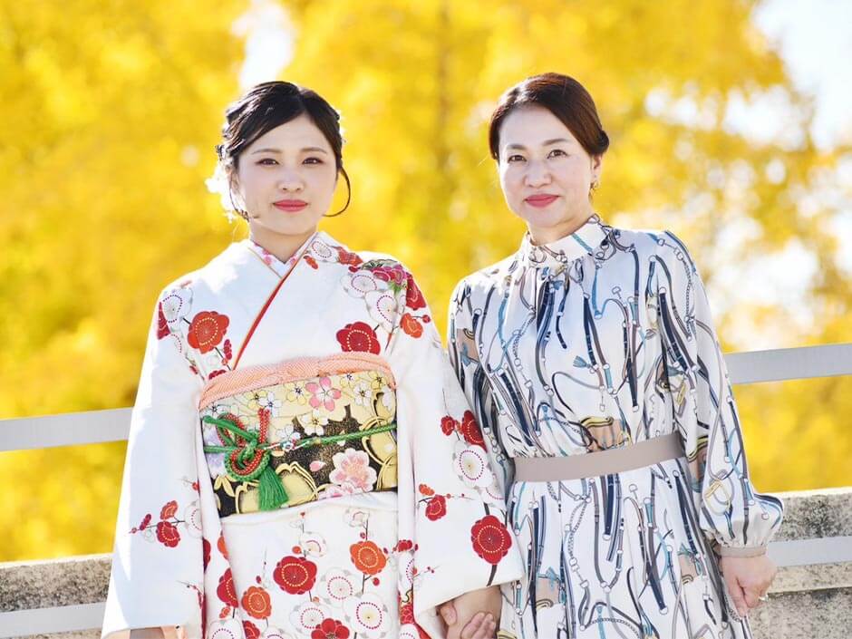 成人式に振袖姿で母と記念撮影