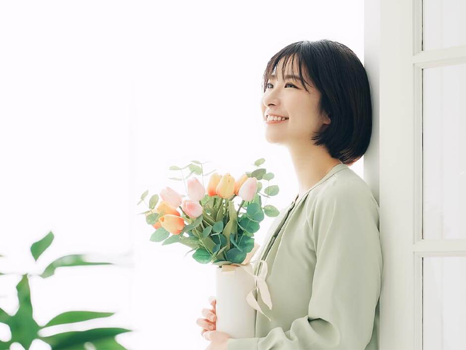 花束を抱えた女性